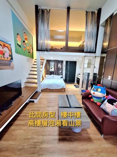 ein Wohnzimmer mit Sofa und Bett in der Unterkunft Winter湯屋樓中樓 in Jiaoxi