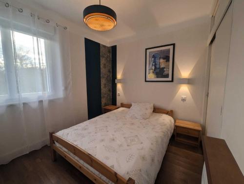 een kleine slaapkamer met een bed en een raam bij Villa jeandor in Braucourt