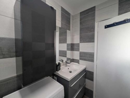 een badkamer met een witte wastafel en een toilet bij Villa jeandor in Braucourt