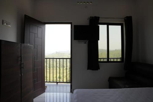 Giường trong phòng chung tại Leaf Hill view resort Vagamon