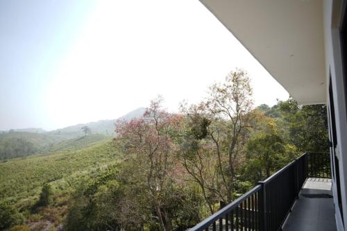 Cảnh núi rừng hoặc tầm nhìn ra núi từ nhà nghỉ nhỏ