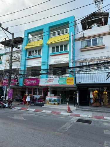 een kleurrijk gebouw aan de kant van een stadsstraat bij Three Monkeys Chaweng Beach in Nathon Bay