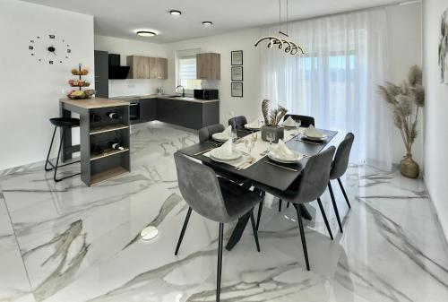 een eetkamer met een zwarte tafel en stoelen bij Vila Gaspar in Dražice