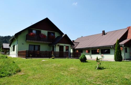 une maison verte avec un toit noir dans l'établissement Apartment Doris Mrkopalj, à Mrkopalj