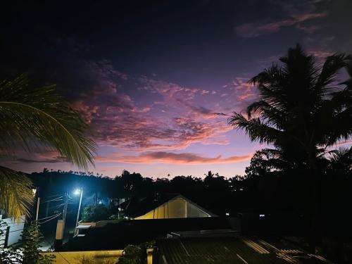 De zonsopgang of zonsondergang vanuit het pension