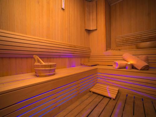 una sauna con sedili in legno e luci al suo interno di Mercure Tbilisi Old Town a Tbilisi City