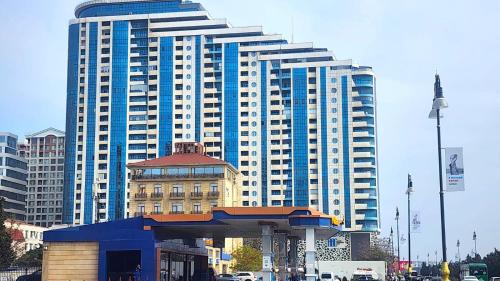 een groot gebouw voor een groot gebouw bij Boulevard Side Hotel in Baku