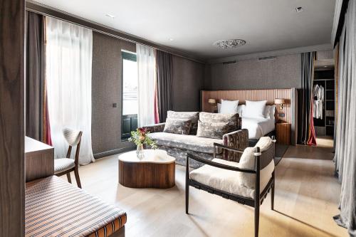 ein Hotelzimmer mit einem Bett und einer Couch in der Unterkunft One Shot Luchana in Madrid