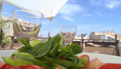 une assiette de légumes et deux verres d'eau dans l'établissement Les Ô du Panier, à Marseille