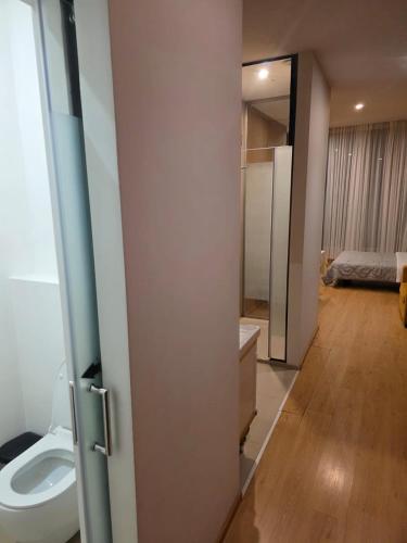 a bathroom with a toilet and a sink in a room at Hylli Drites in Troshan