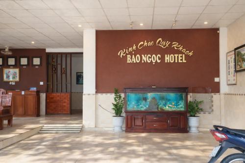 ein Geschäft mit einem großen Aquarium in der Lobby in der Unterkunft Bảo Ngọc Hotel Đông Hà in Quang Tri