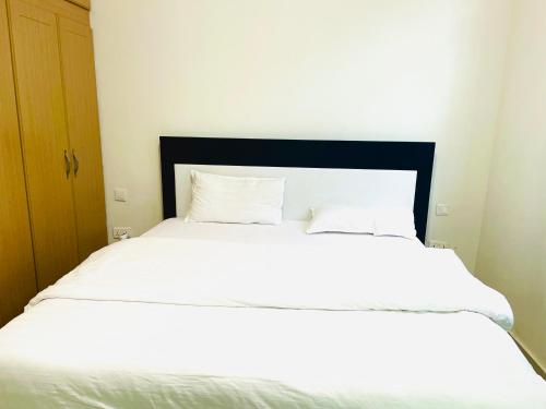 Een bed of bedden in een kamer bij Kingston apartment