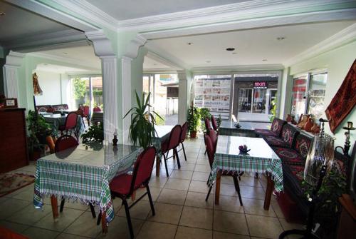 um restaurante com mesas e cadeiras num quarto em Kale Hotel em Pamukkale