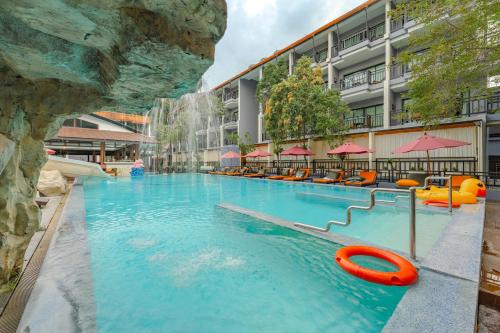 een groot zwembad met een zwemband in het midden bij Phuvaree Resort in Patong Beach