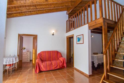 sala de estar con silla roja y escalera en Akivillas Lagos Quiet en Barão de São Miguel