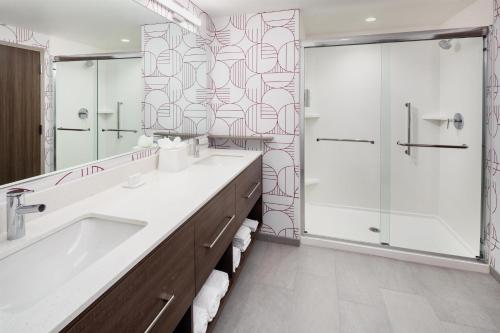 une salle de bain avec lavabo et douche dans l'établissement Home2 Suites By Hilton Memphis Downtown, à Memphis