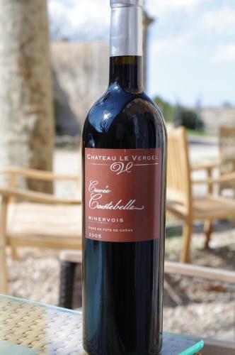 - une bouteille de vin assise sur une table dans l'établissement Chateau Le Vergel Authenac, à Ginestas
