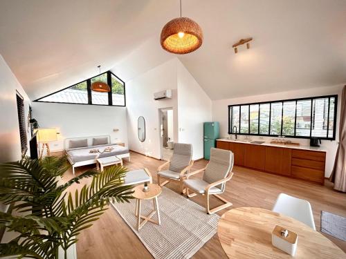 Khu vực ghế ngồi tại The Cosy Sunset Beach Resort