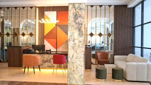 Et opholdsområde på Front One Hotel Mesir Surabaya