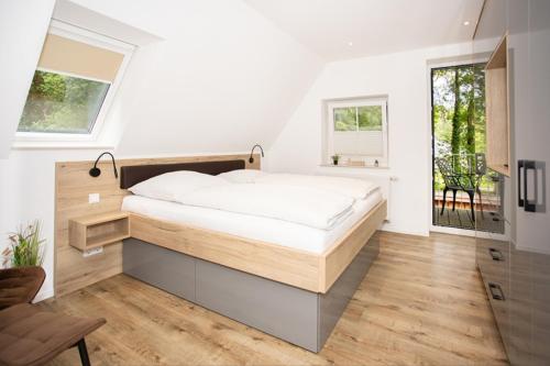 une chambre avec un grand lit et une fenêtre dans l'établissement Klosterhof Aue W 7, à Bad Zwischenahn