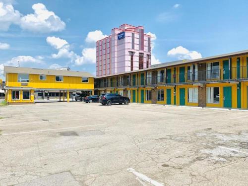 een parkeerplaats voor een gebouw met een auto bij Niagara Best Inn in Niagara Falls