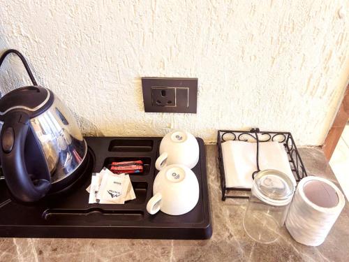 ein Herd mit einem Teekessel und Papierhandtüchern in der Unterkunft Queen Hills Resort and Hotel By Edge Group - Rooftop Restro, Balcony View in Masuri