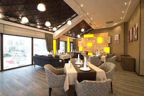 Khu vực ghế ngồi tại Boulevard Side Hotel