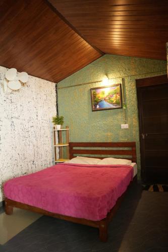 En eller flere senge i et værelse på Cardamom couple saty vagamon