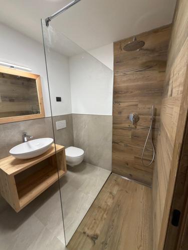 ein Badezimmer mit Waschbecken und Toilette in der Unterkunft Chalet La Viola in Alba di Canazei