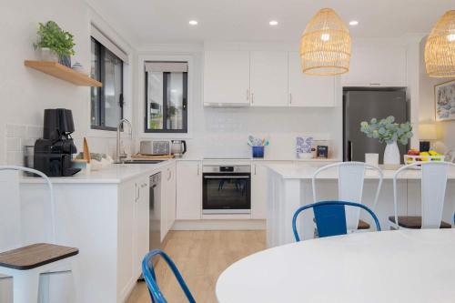 Kuchyň nebo kuchyňský kout v ubytování Surf Lodge Avoca Beach Waterfront to Avoca Lake