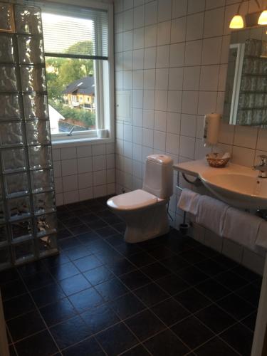 Et badeværelse på Nordfjord Hotell - Bryggen