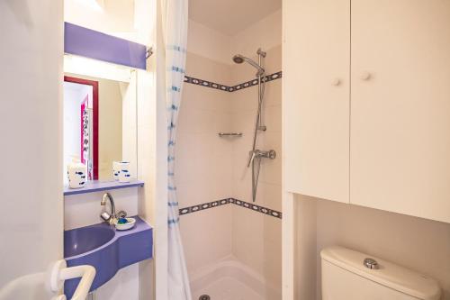 a bathroom with a shower and a toilet at Le Nautic - 5min à pied de la plage in Bénodet
