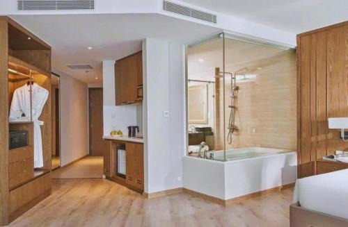 une grande salle de bain avec baignoire et douche dans l'établissement Panorama Nha Trang - San Ocean Breeze Pearl, à Nha Trang