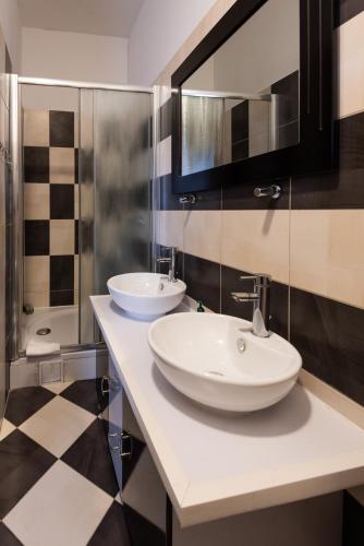 PETRUS SUPERIOR APARTMENT - spacious three-room apartment - prestigious location near Diocletian's Palace and Bacvice beach - the best restaurants within walking distance - free parking provided