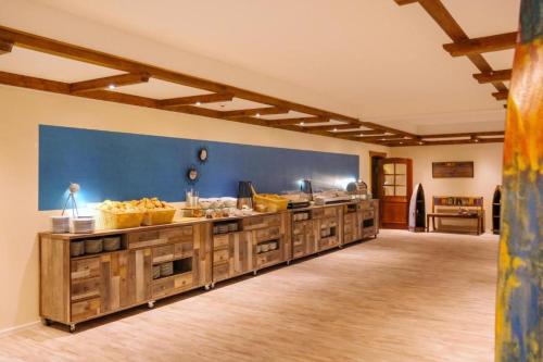 eine Küche mit einer Theke mit Essen darauf in der Unterkunft Bernsteinsee Hotel&Ferien in Sassenburg