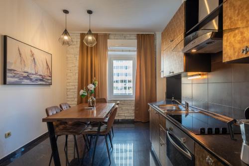 PETRUS SUPERIOR APARTMENT - spacious three-room apartment - prestigious location near Diocletian's Palace and Bacvice beach - the best restaurants within walking distance - free parking provided