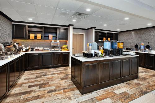 a large kitchen with aasteryasteryasteryasteryasteryasteryasteryasteryasteryasteryastery at Homewood Suites by Hilton Sioux Falls in Sioux Falls