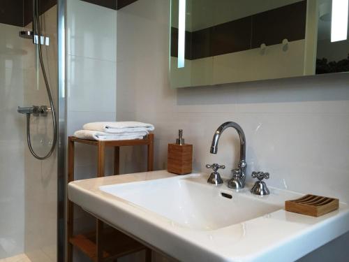 un baño con lavabo y ducha en Villa la Ruche, en La Baule