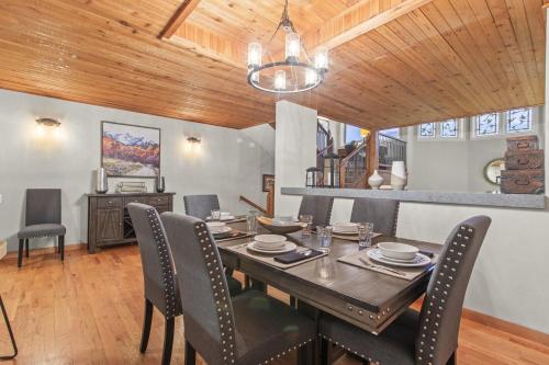 ein Esszimmer mit Tisch und Stühlen in der Unterkunft MOTHERLODE 3 townhouse in Park City