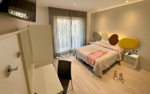 een slaapkamer met een bed met een roze jurk erop bij Hotel Belvedere in Sottomarina