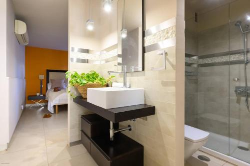 ein Badezimmer mit Waschbecken, Toilette und Dusche in der Unterkunft Villa Atlantis - San Agustín in San Agustín