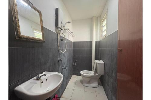 ein Badezimmer mit Waschbecken und Toilette in der Unterkunft Hotel O Classic Homestay Keningau in Keningau