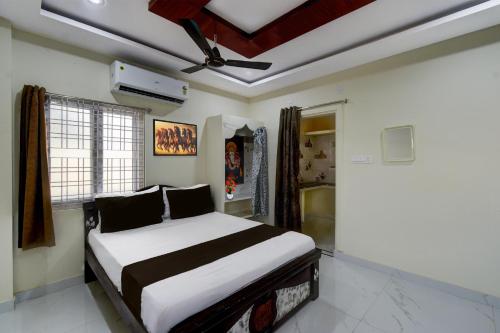 En eller flere senge i et værelse på Hotel O Infocity Ghatkesar Formerly SR Grand