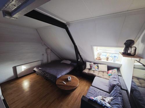 un soggiorno con un divano e un tavolo di townhouse at the city a Enschede