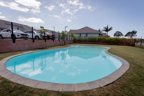 une grande piscine dans une cour avec une clôture dans l'établissement Modern 2 bed apartment - TH61, à George