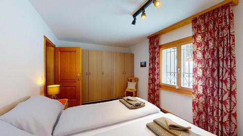 En eller flere senge i et værelse på Abitaziun Trais Tschiervs D4 - Champfèr