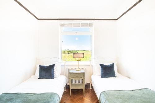 En eller flere senge i et værelse på Northern Hideaways Sunnyside