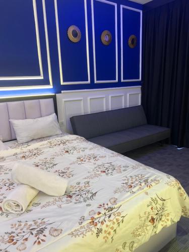 een slaapkamer met een bed met blauwe muren en blauwe kasten bij Fave apartment Nagoya Thamrin in Nagoya