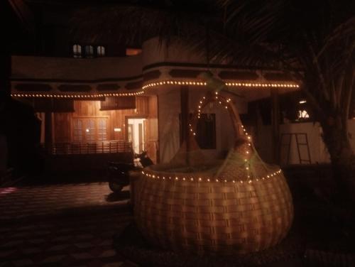 ein großer Korb mit Lichtern vor einem Gebäude in der Unterkunft Soul Shore, Varkala in Varkala