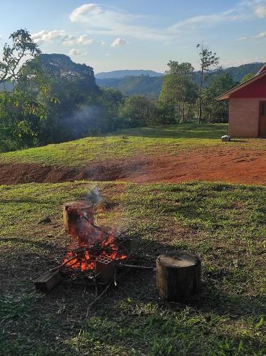 un feu dans un champ dans un champ dans l'établissement Chalé na Serra Campo Alegre, à Campo Alegre